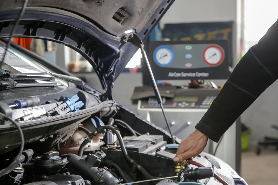 Atelier ou garage avec compresseur d'air industriel bleu sur roulettes